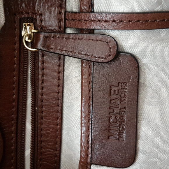 New Michael Kors Handbag - Picture 6 of 10